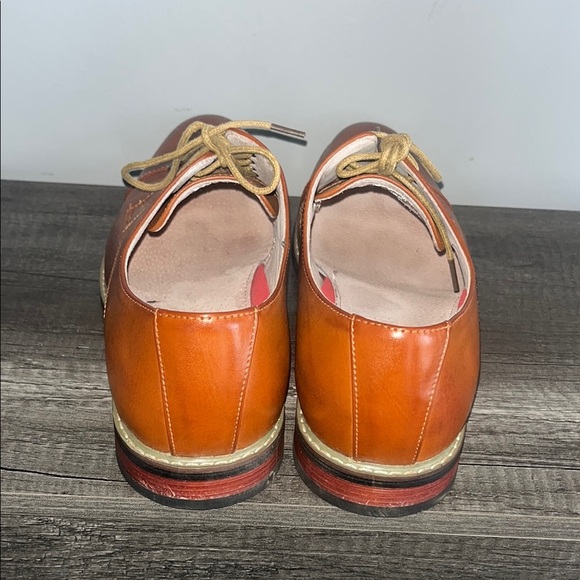 Classic Brown Leather Oxfords with Cap Toe and Lace-Up Closure - Picture 5 of 7